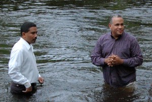 El Pastor Asociado Carlos Diaz junto al Rev. Samuel Mateo Listos para Bautizar