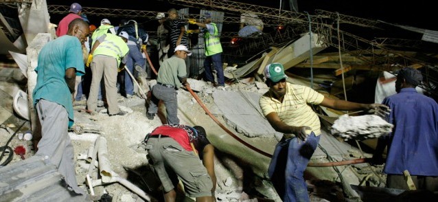 Residentes buscan por victimas despues que un terremoto en Port-au-Prince Enero 13, 2010. (REUTERS/Eduardo Munoz)