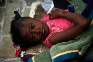 Una niña herida se encuentra en el lado de la carretera mientras se atiende el día después de un terremoto en Haití. (AP Photo / Ricardo Arduengo)